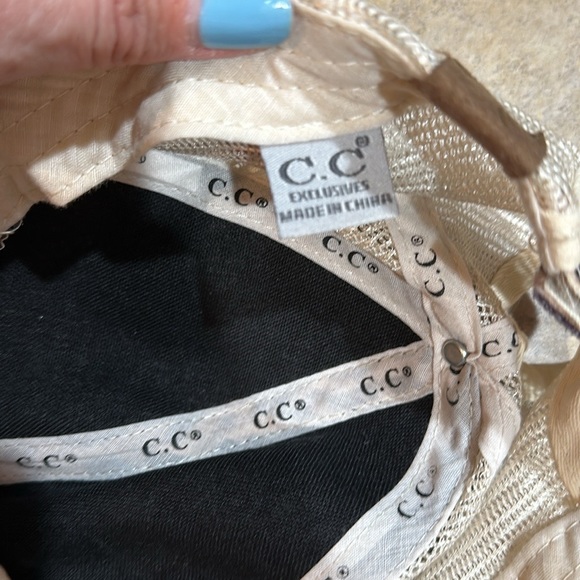 Women’s CC hat with adjustable back, and a hole for ponytail - Picture 4 of 5